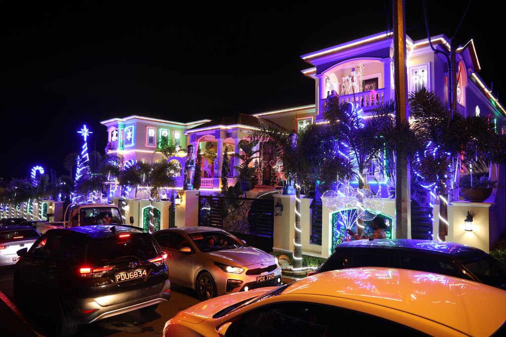 Standstill traffic to view Christmas lights at La Romaine house