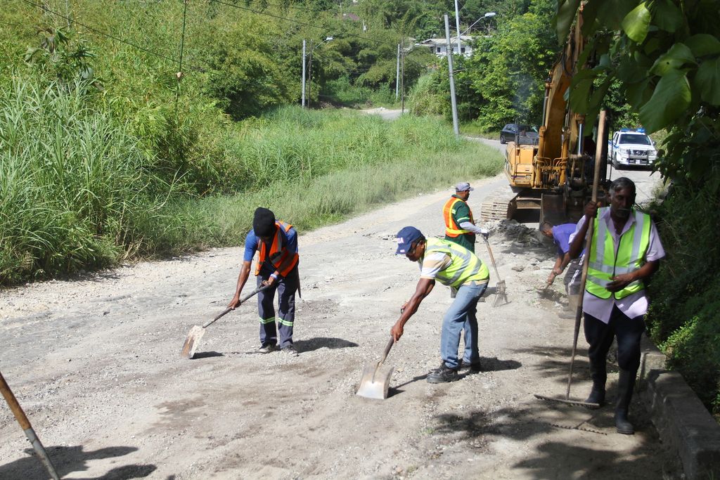 Ministry surprises road repair crew - Trinidad Guardian