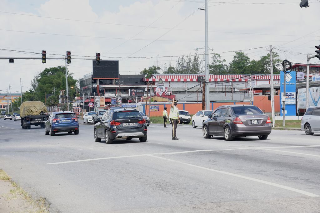 Traffic lights not working, late pay to contractors to blame - Trinidad  Guardian