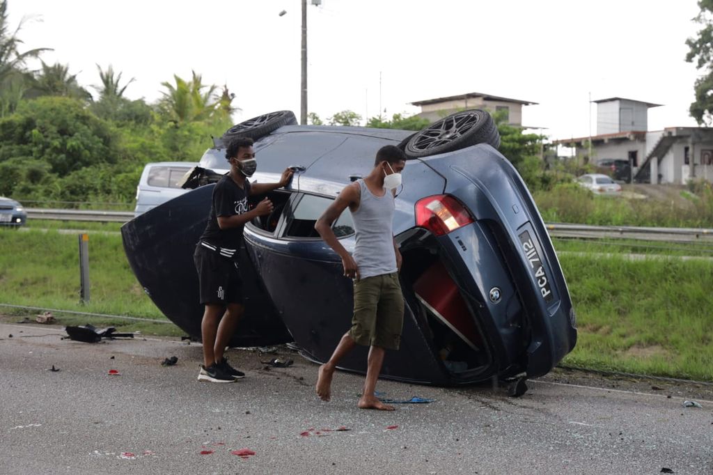 Lucky escape for four as car crashes into highway railings - Trinidad ...