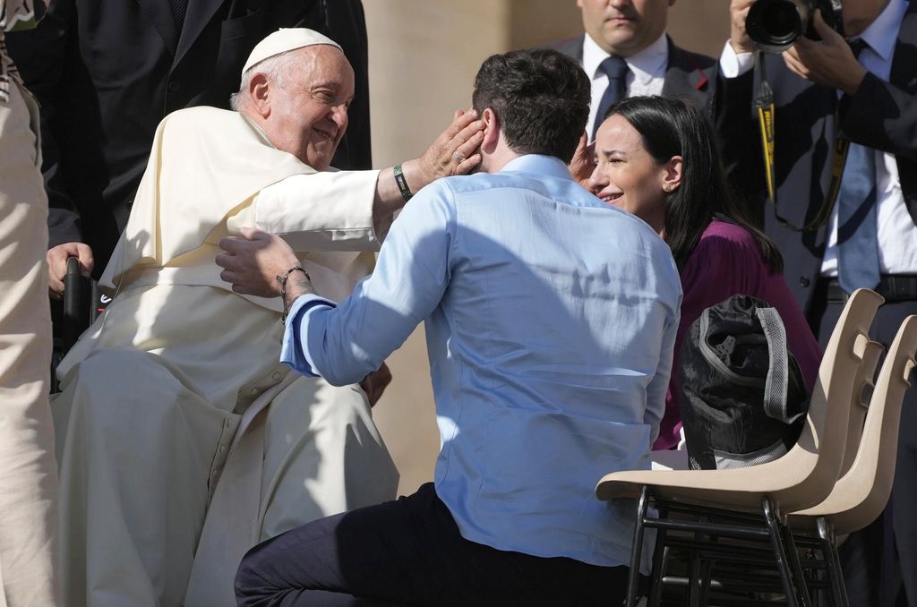 Pope approves blessings for same-sex couples if the rituals don’t ...